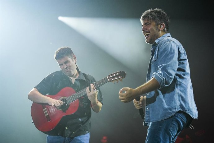 Detalle del concierto del grupo Estopa en el Estadio La Cartuja, a 8 de junio de 2024 en Sevilla