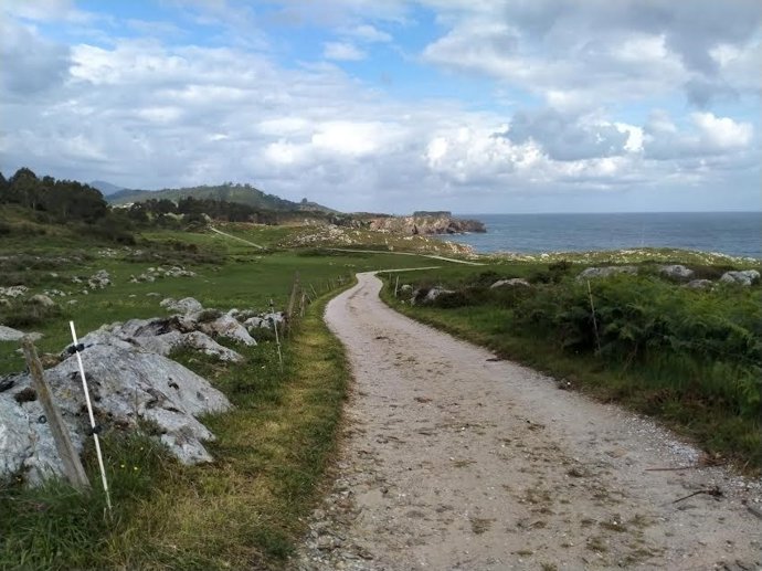 Senda en Llanes