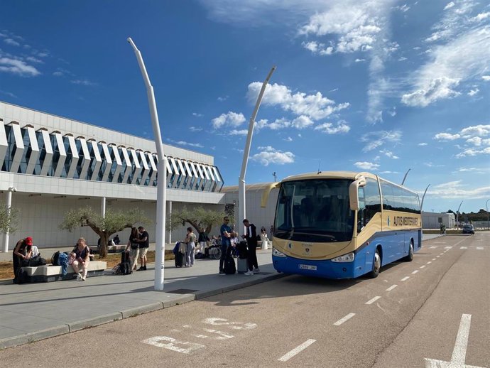 El servicio de autobús del aeropuerto de Castelló conectará con Valncia en julio y agosto