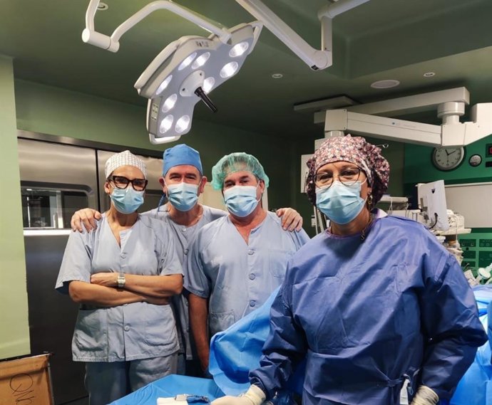Los ginecólogos en un quirófano del hospital zaragozano, Clínico Universitario, donde se administran estos tratamientos.