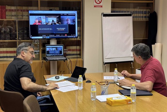 El director general de Ordenación Agropecuaria, Joaquín Cuadrado, se ha reunido con el Consejo Veterinario Regional de Castilla-La Mancha.