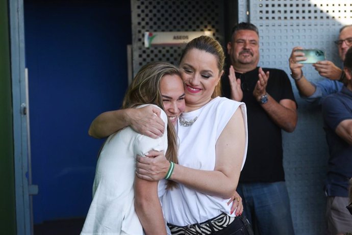 La delegada de Deportes del Ayuntamiento de Sevilla, Minerva Salas, con Irene Guerrero.