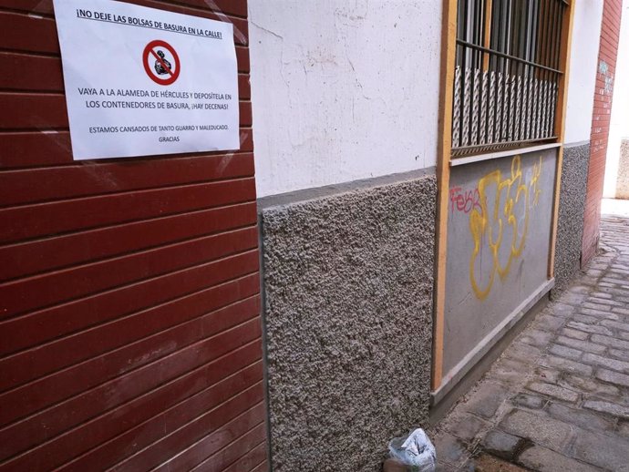 Cartel en protesta por la continua presencia de bolsas de basura en muchas calles del barrio de San Lorenzo.