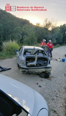 Los bomberos intervienen en el vehículo accidentado en Cárcar.