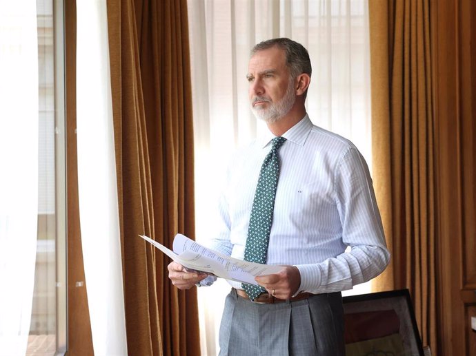 El Rey Felipe VI en su despacho del Palacio de la Zarzuela, en Madrid (España)