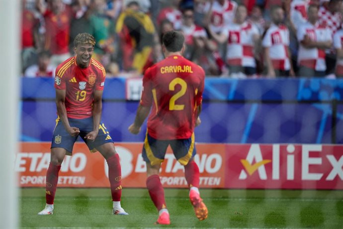 15 June 2024, Berlin: Spain's Dani Carvajal (R) celebrates scoring his side's third goal with teammate Lamine Yamal during the UEFA Euro 2024 group B soccer match between Spain and Croatia at the Olympiastadion. Photo: Sören Stache/dpa