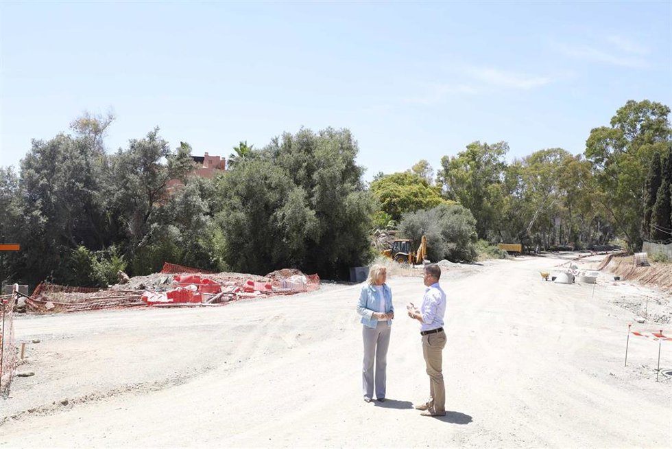 La alcaldesa de la localidad malagueña, Ángeles Muñoz, ha visitado los trabajos junto al concejal Diego López.