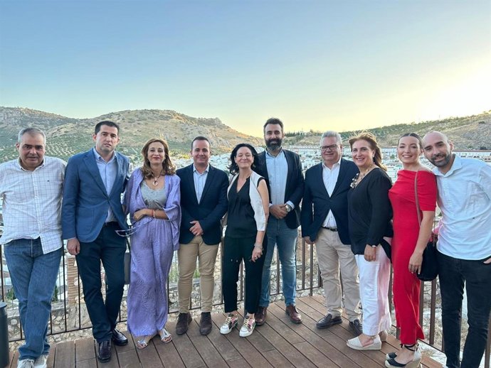 La secretaria general del PSOE de Córdoba y diputada en Cortes, Rafi Crespín, en el Castillo de Luque, con representantes del PSOE de Córdoba.