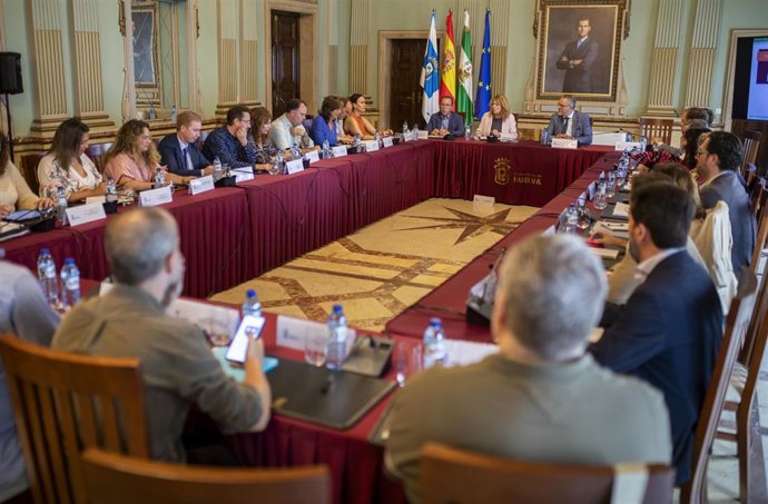 La alcaldesa de Huelva, Pilar Miranda, ha presidido la sesión de constitución de la Comisión Local de Impulso Comunitario que supone el "arranque oficial" de una nueva edición de la Estrategia Eracis.