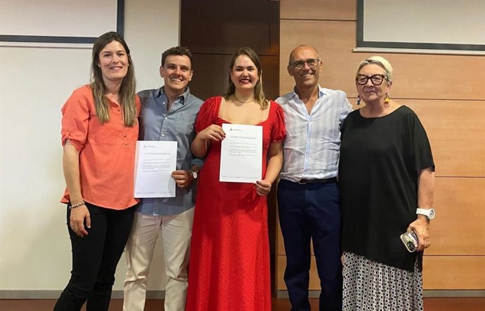 Cristina Fruto Ferrer y Gonzalo Sánchez Garrido, con sus tutores, tras recoger el reconocimiento.