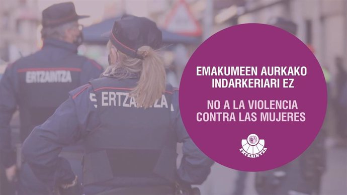 Ertzainas con el lema 'No a la violencia contra las mujeres'