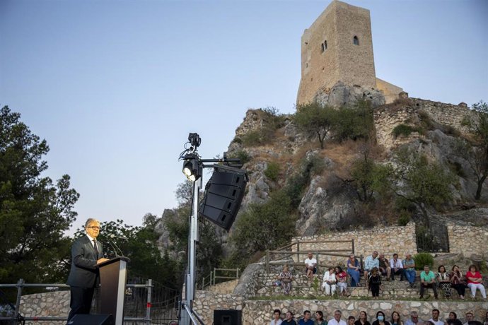 El presidente de la Diputación de Córdoba, Salvador Fuentes, durante la inauguración del Castillo de Luque como BIC.