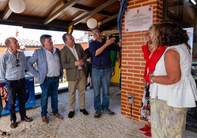 Foto durante la inauguración del nuevo quiosco bar de Santa Ana.