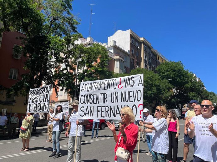 Decenas de vecinos protestan contra la construcción del parking de Abtao, 25, en Madrid a 16 de junio de 2024.
