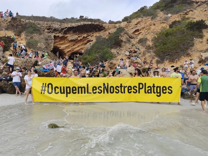 El movimiento 'Ocupemos nuestras playas' celebra "haber recuperado" Es Caló des Moro en una nueva acción contra la masificación