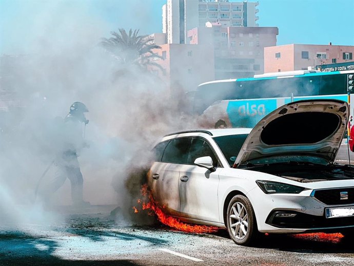 Arde un vehículo en la Gran Vía de la Manga