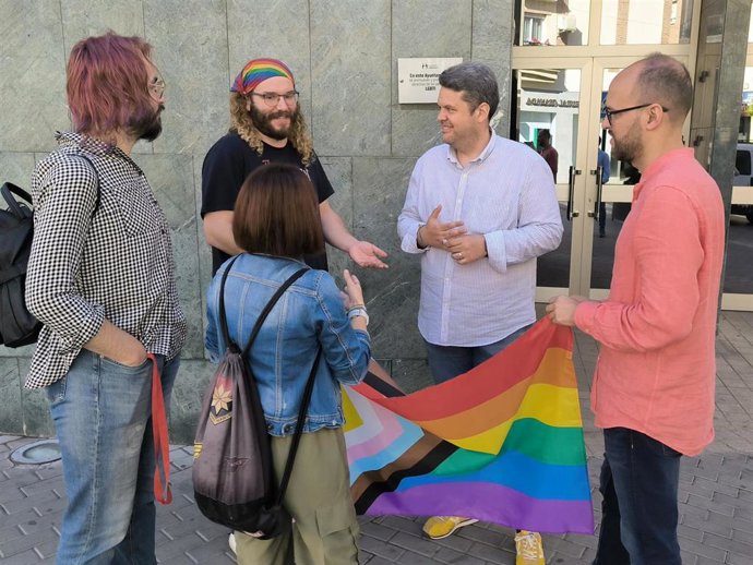 Presentación del Día contra la Homofobia en Maracena, en imagen de archivo, con el concejal de Movimiento Lgtbiq+, Fran Yeste, a la derecha en la fotografía junto al alcalde, Carlos Porcel