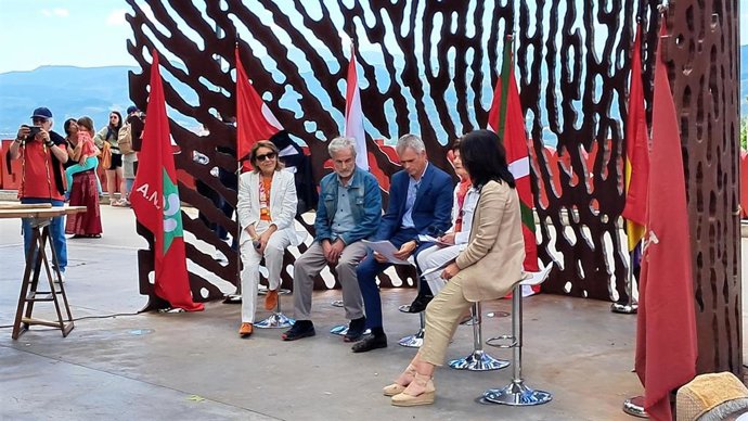 Rinden homenaje en la escultura de 'La Huella-Aterpe 1936' a los gudaris y milicianos fusilados tras la caída de Bilbao