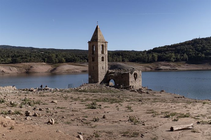 Archivo - Església de l'antic poble de Sant Romà al pantà de Sau, l'octubre del 2022