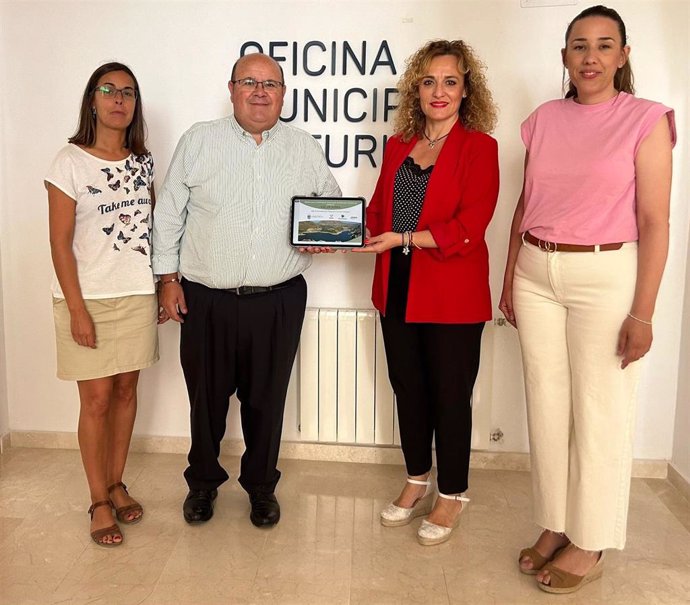 La responsable de Turismo de la Diputación de Granada, Marta Nievas, en el acto de entrega al alcalde de Güéjar Sierra, José Antonio Robles, del diagnóstico para iniciar el expediente de Municipio Turístico.