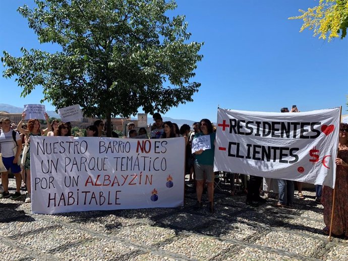 Manifestantes en la concentración contra los pisos turísticos del Albaicín de Granada