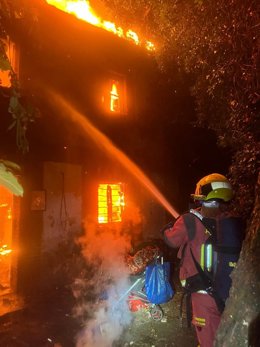 Imagen de un bomberos apagando las llamas en León
