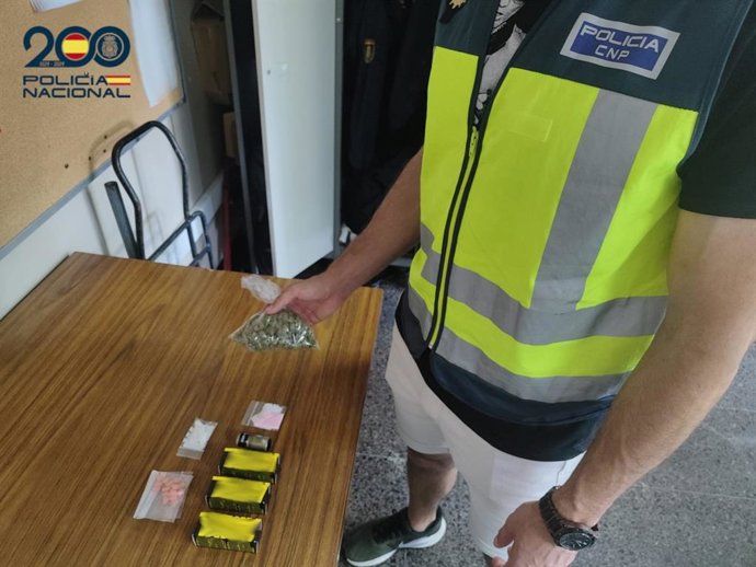 Agente de la Policía Nacional con la droga incautada en las proximidades de un concierto en Palma