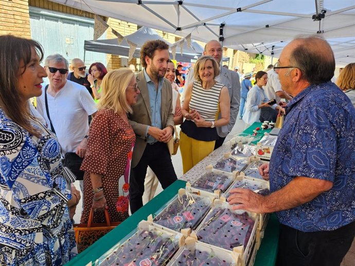 El presidente de la DPH, Isaac Claver, en la XXIII edición de la Feria de la Cereza de Bolea.