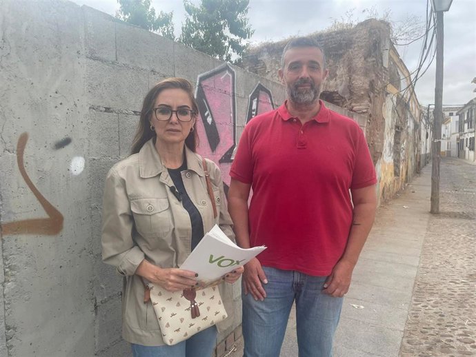 La concejal de Vox en Córdoba, Yolanda Almagro, y el también concejal y coordinador de la capital, Rafael Saco.