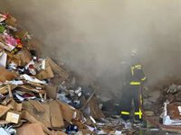 Controlado y en fase de remate el incendio de una nave de almacenaje de cartón en Torrejón de Ardoz