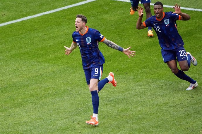 16 June 2024, Hamburg: The Netherlands' Wout Weghorst (L) celebrates his side's second goal of the game during the UEFA EURO 2024 Group D soccer match between Poland and Netherlands at Volksparkstadion Hamburg. Photo: Marcus Brandt/dpa