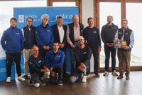 Juan Carlos I recoge el premio de la regata de Sanxenxo, en la que el 'Bribón' alcanza la primera posición