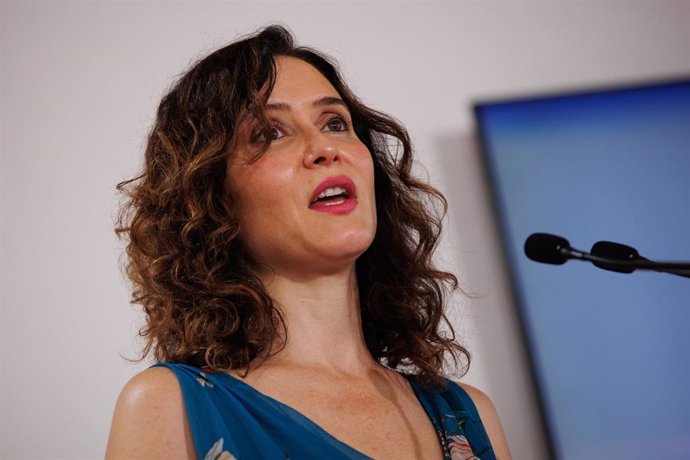 La presidenta de la Comunidad de Madrid, Isabel Díaz Ayuso, durante la presentación del audiolibro ‘Con voz de mujer’ en la Feria del Libro