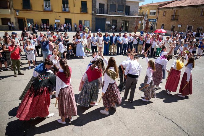 Las autoridades contemplan la danza del paloteado en la Jornada de Casas y Hogares Navarros