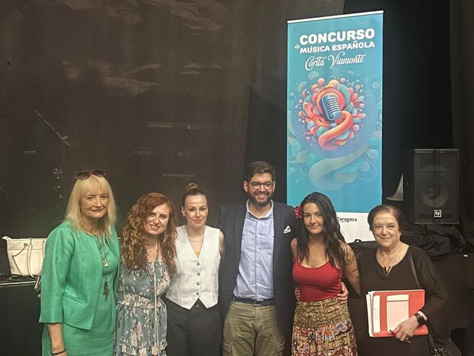 El presidente de la Junta de Distrito Casco Histórico, Armando Martínez, en el I Concurso de Música Española 'Corita Viamonte'.