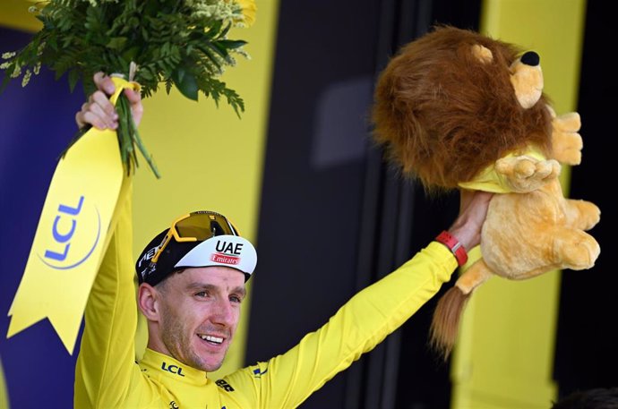 Archivo - 02 July 2023, Spain, San Sebastián: British cyclist Adam Yates of UAE Team Emirates celebrates in the yellow jersey of leader in the overall ranking after the second stage of the 2023 Tour de France cycling race, 208.90 km from Vitoria-Gasteiz t