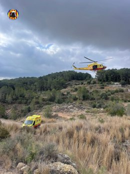 Un helicóptero y una ambulancia