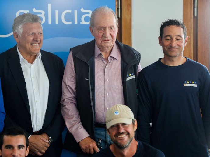 El Rey Juan Carlos durante la entrega de trofeos de la regata Turismo de Galicia donde el 'Bribón'.