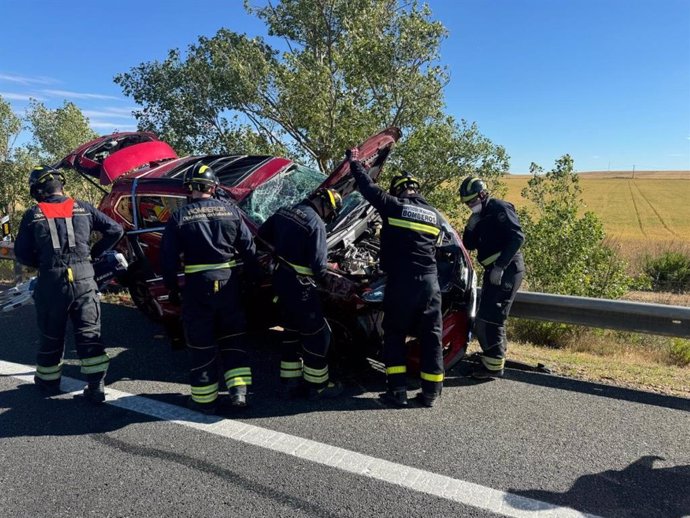 Heridas dos personas tras el vuelco de un turismo en la A-6 Mota del Marqués (Valladolid).