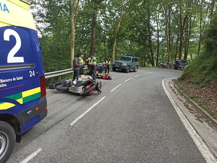 Agentes de la Guardia Civil atienden el accidente entre dos motocicletas en Bera.