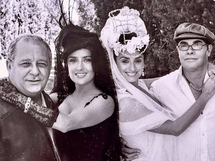 Salma Hayek y Penélope Cruz junto a sus padres durante una jornada de rodaje.