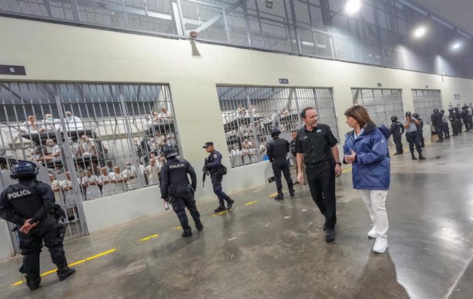 La ministra de Seguridad de Argentina, Patricia Bullrich, visita la macrocárcel para pandilleros de El Salvador