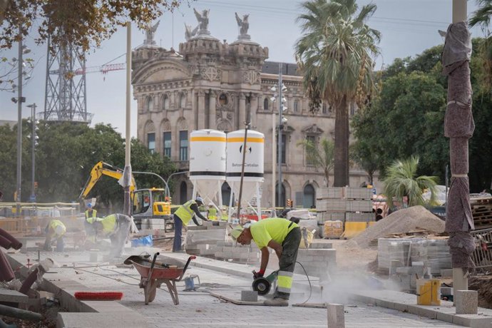 Archivo - Trabajadores realizando obras en el primer tramo de la Rambla de Barcelona.