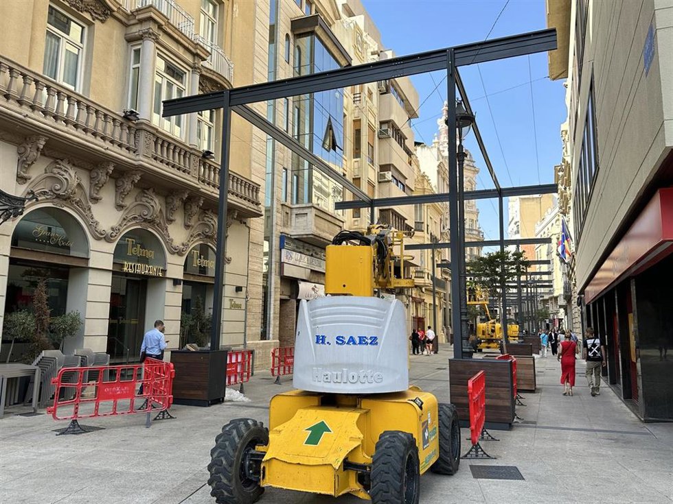 Trabajos de instalación del toldo con 2.000 paraguas de colores del proyecto Umbrella sky.