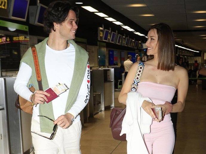 Bosco Blach Martínez Bordiu y Adara Molinero en el aeropuerto para viajar a Honduras donde van a participar en el programa de televisión 'Supervivientes All Stars', a 16 de junio de 2024, en Madrid (España)