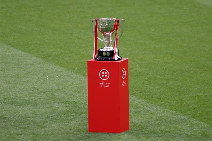 Archivo - La Liga Santander trophy is seen during the 2020/2021 spanish league, La Liga, Champions trophy award ceremony celebrated at Wanda Metropolitano stadium on May 22, 2021 in Madrid, Spain.