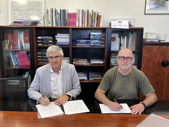 El director general de Educación, Gil Sevillano, firma el convenio con Ramón Vidal, de la Escuela Navarra de Teatro