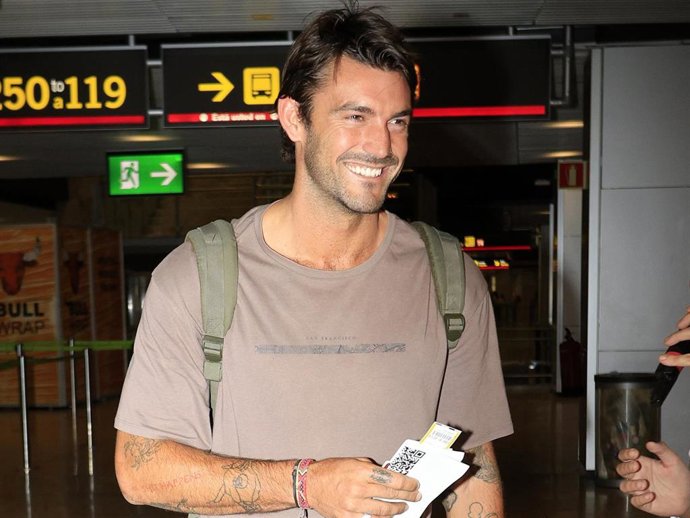 Logan Sampedro en el aeropuerto para viajar a Honduras donde va a participar en el programa de televisión 'Supervivientes All Stars', a 16 de junio de 2024, en Madrid (España)