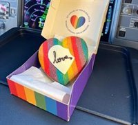 Iberia despliega una gran lona en la plaza de Pedro Zerolo para celebrar el Orgullo LGTBIQ+