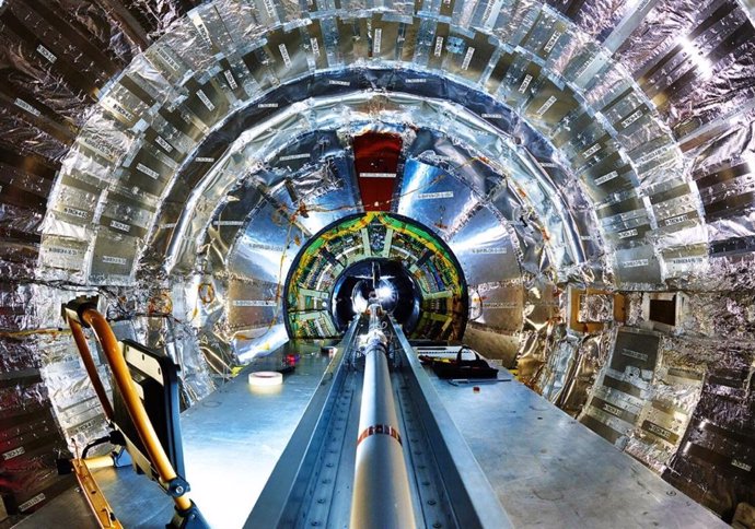 El interior del experimento Compact Muon Solenoid (CMS) en el Gran Colisionador de Hadrones